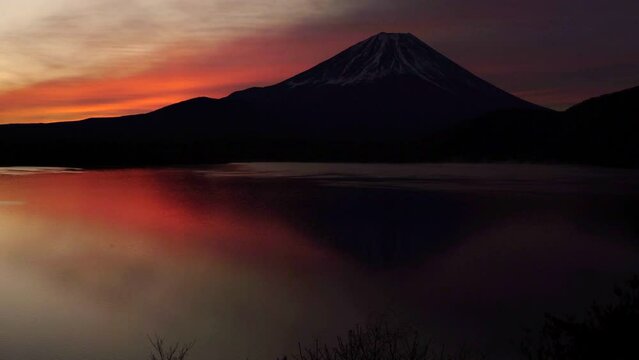 山梨県　未明の本栖湖から見た富士山