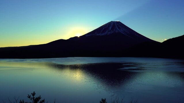 山梨県　本栖湖から見た富士山の夜明け