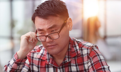 Obraz premium Modern office businessman in casual clothes working on a computer.