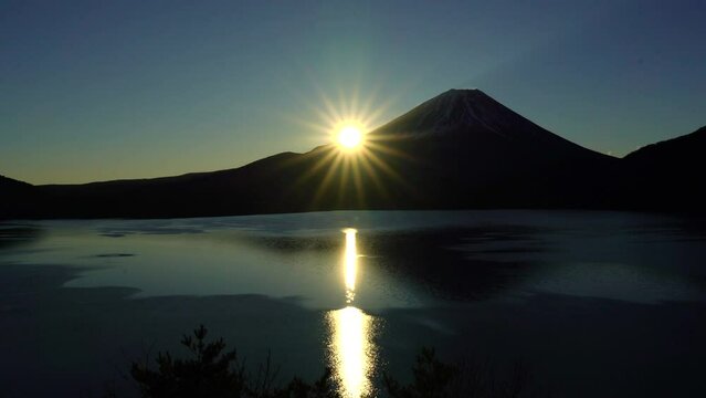 山梨県　本栖湖から見た富士山の夜明け