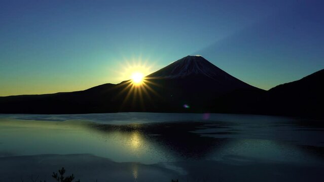 山梨県　本栖湖から見た富士山の夜明け