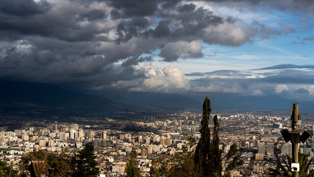 Santiago y los Andes nublado con tormenta