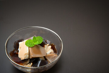 目で見ても楽しめる、フォトジェニックなコーヒーとカフェオレとミルクの3つの味のゼリー