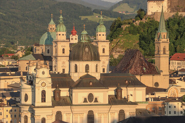 Salzburg im Abendlicht; Blick vom Mönchsberg auf Altstadt mit Kollegienkirche, Dom und...