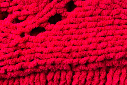 Fototapeta Micro close up of pink wooly crochet fabric with copy space