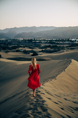 Woman on a gorgeous landscape of the dunes in Gran Canaria!! - 639142097