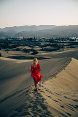 Woman on a gorgeous landscape of the dunes in Gran Canaria!! - 639142230