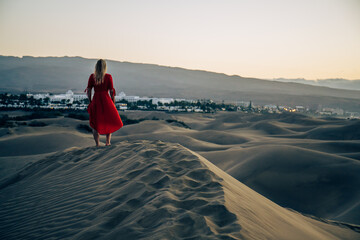 Woman on a gorgeous landscape of the dunes in Gran Canaria!! - 639142403