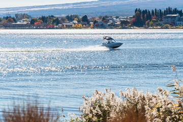 Obraz premium 河口湖を走り抜けるモーターボート【山梨県】