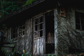 森の中にひっそりと佇む廃屋　
Spooky abandoned house in the forest - Japan