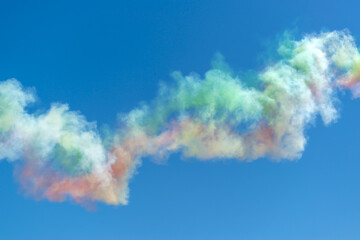 Fumigènes laissés dans le ciel par une patrouille aérienne acrobatique