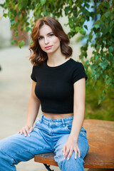 Naklejka premium Close up portrait of a beautiful young woman smiling and looking at camera. White European girl with beautiful smile
