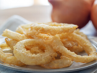 皿に盛られたオニオンリング