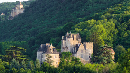 Fototapeta na wymiar Vue rapprochée d'un château isolé sur une colline, en Dordogne
