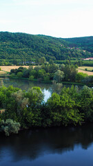 Fototapeta na wymiar Vallées de la Dordogne, pendant l'heure bleue