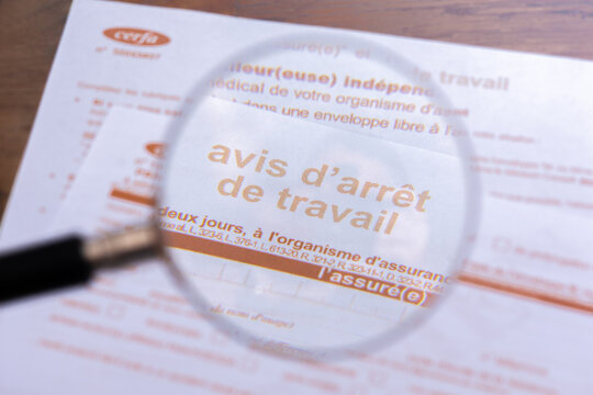 Gros plan d'un formulaire d'arr&ecirc;t de travail de la s&eacute;curit&eacute; sociale fran&ccedil;aise que le m&eacute;decin d&eacute;livre &agrave; un travailleur malade lorsqu'il est en incapacit&eacute; de travailler