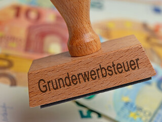 Holzstempel mit dem Aufdruck "Grunderwerbsteuer" © M. Schuppich
