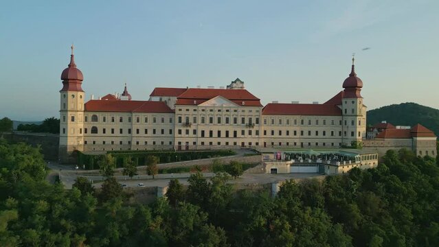 Luftbildaufnahme vom Sonnenuntergang &uuml;ber Stift G&ouml;ttweig in der Wachau