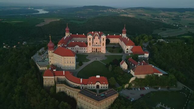 Drohnenaufnahme vom Stift G&ouml;ttweig in der Wachau