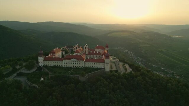 Luftbildaufnahme vom Sonnenuntergang &uuml;ber Stift G&ouml;ttweig in der Wachau