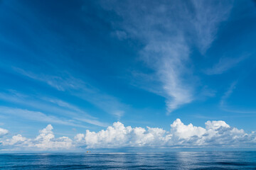 Obraz premium View of the sky and sea in the middle of the Gulf of Thailand.
