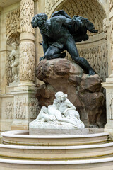 Statue de la fontaine Médicis à Paris Polyphème surprenant Acis et Galathée