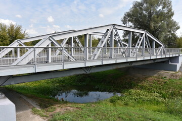 najstarszy, pierwszy na świecie drogowy most spawany wybudowany w 1929 roku w Maurzycach na rzece Słudwi koło Łowicza,