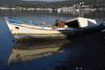 altes Fischerboot am Ufer