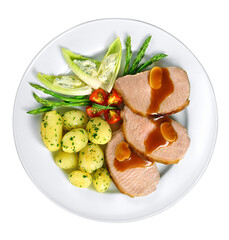 prato com carne de lombo suína ao molho de cogumelos acompanhada de batatas cozidas temperada e salada de folhas verdes visto de cima isolado em fundo transparente