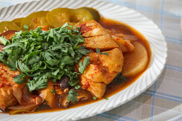 여름 생선인 부시리로 만든 부시리 조림이 놓여진 테이블