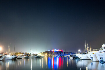 Vue de nuit sur le port Vauban et le fort carré d'Antibes avec ses célèbres yachs