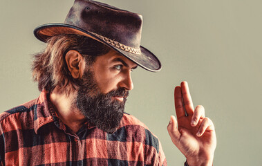 Portrait of man wearing cowboy hat, gun. Portrait of a cowboy. West, guns. Portrait of a cowboy. American bandit in mask, western man with hat - obrazy, fototapety, plakaty