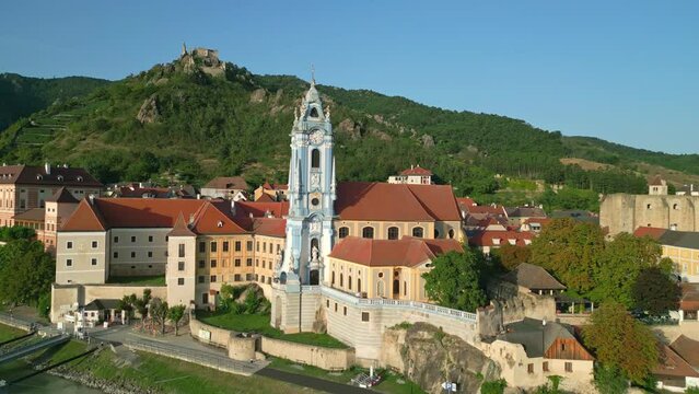 Flug &uuml;ber Stift D&uuml;rnstein und Ruine D&uuml;rnstein in der Wachau