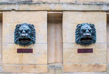 Obraz premium Boites aux lettres avec têtes de lion, Donostia (San Sebastian), Espagne