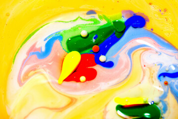 Mozaika z oleju, kolorowych farb i mleka mieniąca się pięknymi kolorami i kształtami 