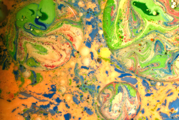 Mozaika z oleju, kolorowych farb i mleka mieniąca się pięknymi kolorami i kształtami 