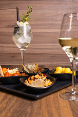 Aperitivo con cocktail e tapas di carne servito in una braceria in occasione di un evento