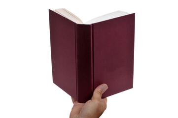 Livre ouvert en main en gros plan sur fond blanc