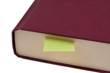 Marque-page dans un livre en gros plan sur fond blanc