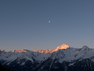 Montagne della Valtellina Alba al chiaro di luna