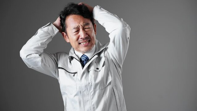 悩むミドル男性　作業服イメージ
