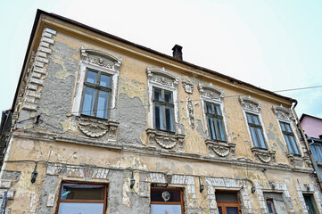 Altes baufälliges Haus mit heruntergekommener Fassade und Fenstern in Abrud, Siebenbürgen, Rumänien