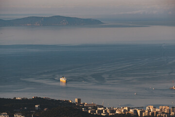 Un bateau arrivant vers Ajaccio