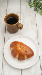 日本のクリームパンとコーヒー