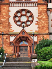 Die St. Lutwinuskirche in Mettlach.