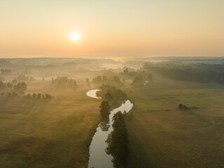 Mglisty poranek nad rzeką o wschodzie słońca   © Piotr