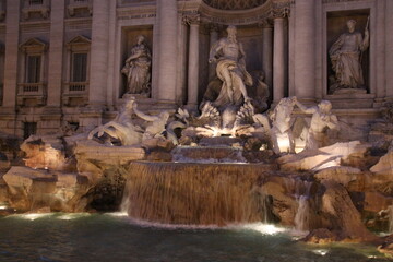 Fontana di Trevi di sera molto romantica