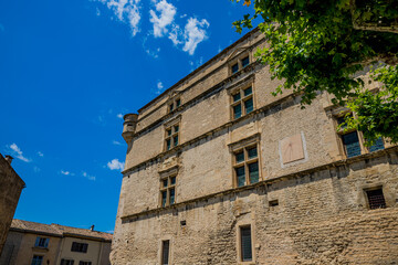 Dans le village de Gordes