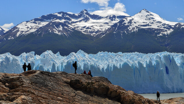 Travelers enjoying the spectacular views of the gracier and the Perito moreno mountains in Argentina.