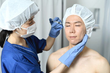 美容整形外科で美容注射を受ける若い男性
